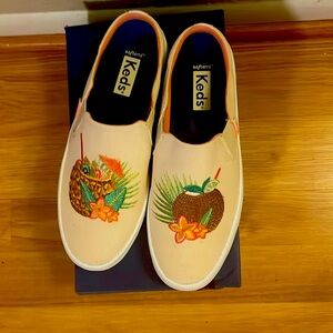 KEDS: BRAND NEW Tropical Slip On Tennis Shoes - Size 5